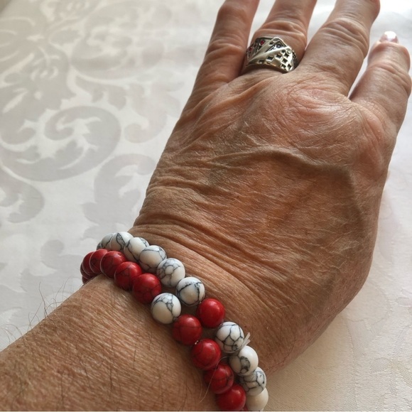 Unisex 2 Stretch Bracelets in red and white with black marbled veins - Picture 4 of 7